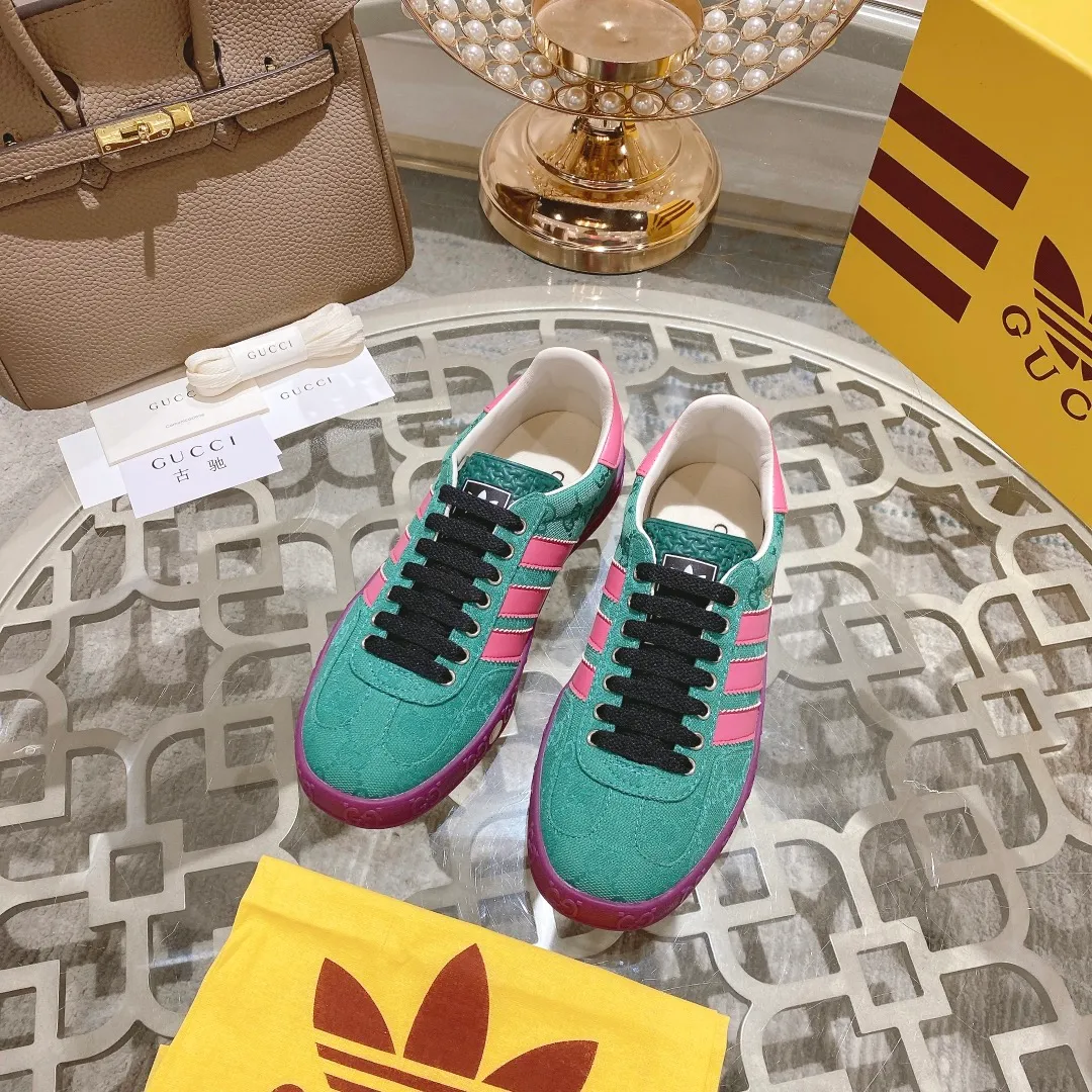 👟👟Ex-factory price 520👟👟Gucci&adidas joint limited edition couple's sneakers. A super nice joint casual sneaker with rich and bold colors! It showed everyone a completely different charm from the past! Combining retro style and youthful sports style to create a new aesthetic! Vitality yet stylish at the same time! ! Upper - made of cowhide, cowhide, cloth. Lining - sheepskin lining for foot pads. Sole - original open-molded beef tendon non-slip and wear-resistant outsole. Size: 35-47 (couple style)